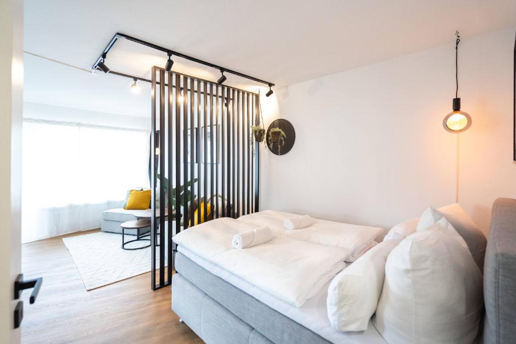 奥格斯堡NEW - Apartment - Augsburg - Universitätsklinikum的一间客厅,客厅内配有白色沙发