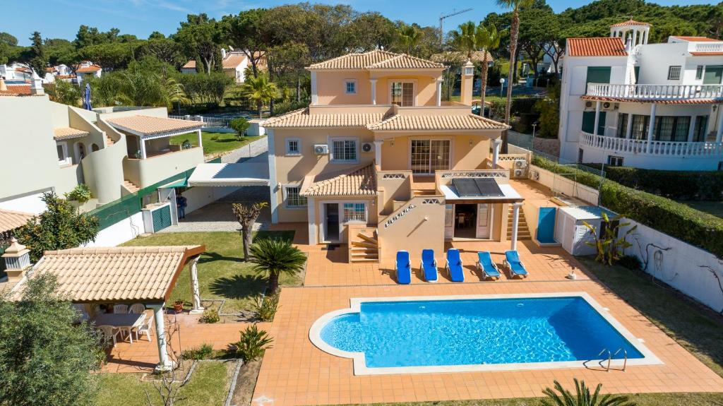 维拉摩拉Amora Classic Villa的享有带游泳池的房屋的空中景致