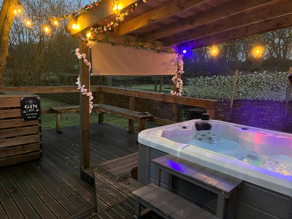 BonnybridgeThe Cabin的甲板上的热水浴池配有野餐桌和灯