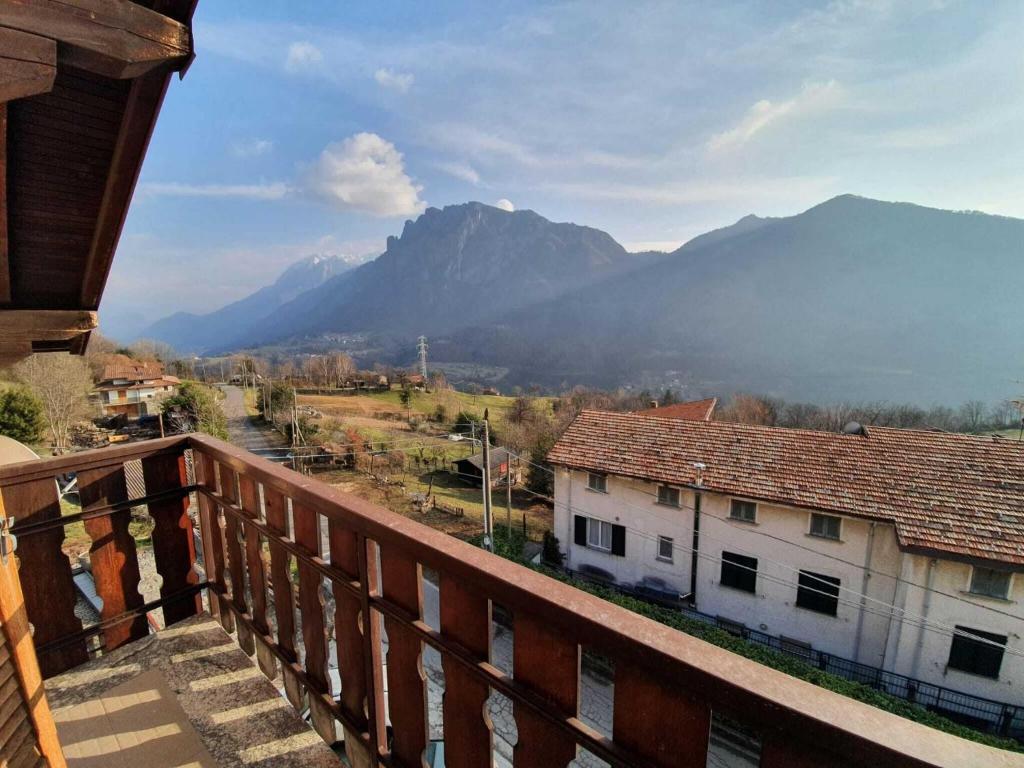 RegoledoPleasant apartment in Vendrogno with balcony的山景阳台。