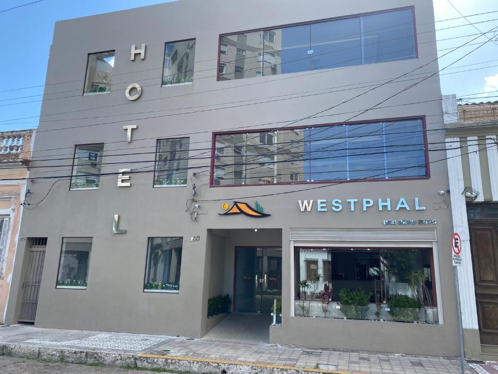 佩洛塔斯Hotel Westphal的一座大建筑,上面有西边的字眼