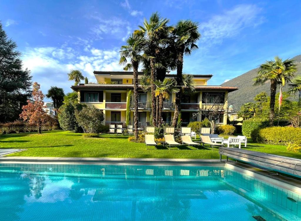 洛索内西厄斯塔公园加尼别墅酒店的房屋前有游泳池的房子