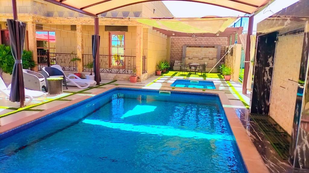 拜尔卡AlZaeem Resort & Hotels的房屋中间的游泳池