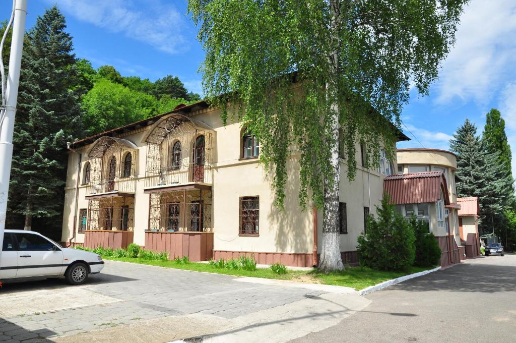 基兹洛沃茨克米沙塔度假村的一座古老的建筑,前面有停车位