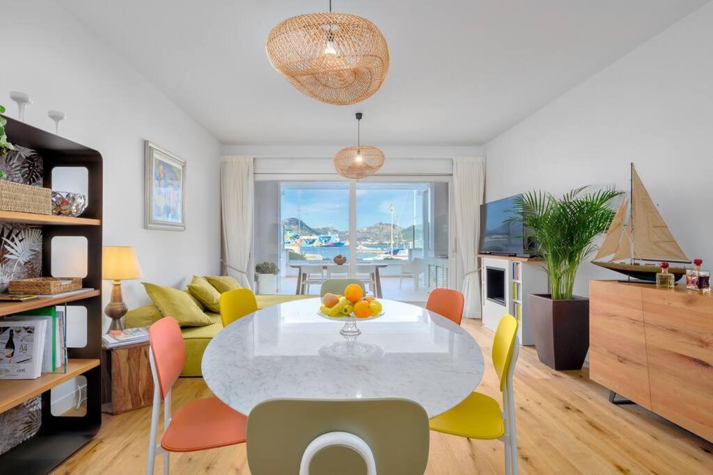 奥尔比亚Olbia Luxury Apartment的客厅配有白色的桌子和椅子