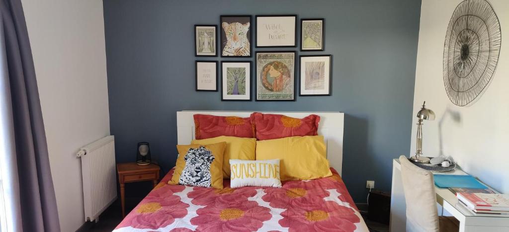 隆瑞莫Ocalm的一间卧室配有黄色和红色枕头的床