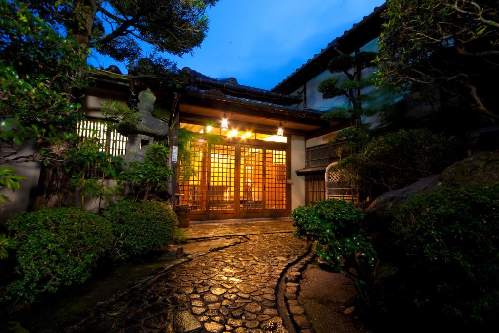 别府Ryokan Sennari (13 years or older)的一间晚上有门的日式房子