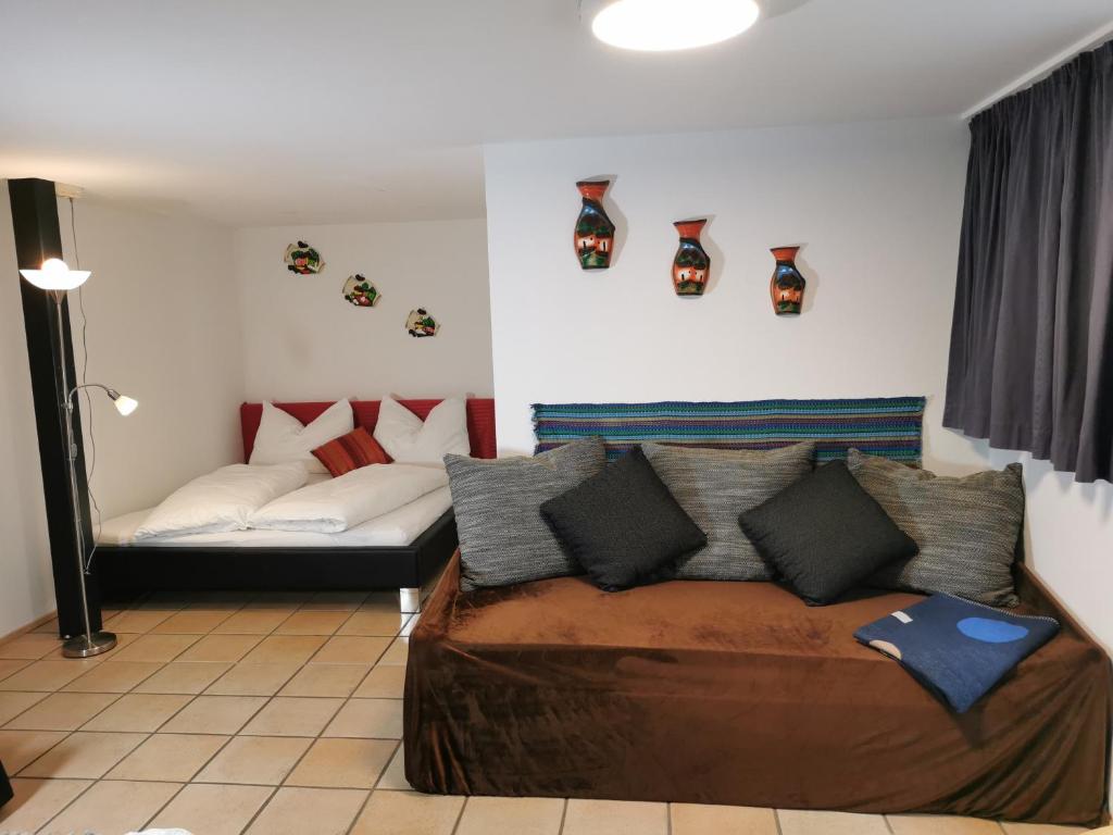 阿尔贝施文德Studio Mario的一间卧室配有一张床,墙上配有一张长沙发,