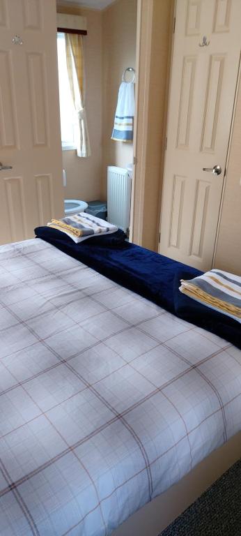 林肯Alfie's House的客房内的两张床,上面有蓝色的床单