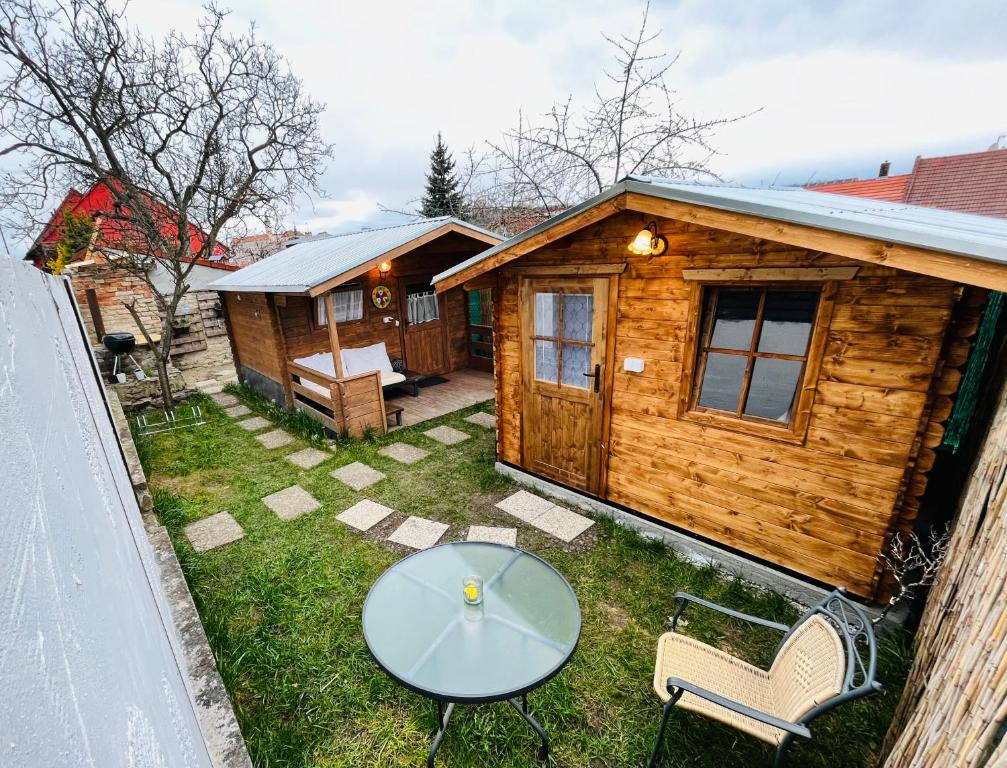 米库洛夫Chatky Daniel-Mikulov, a private campsite just for you的小屋的顶部景致,配有桌椅