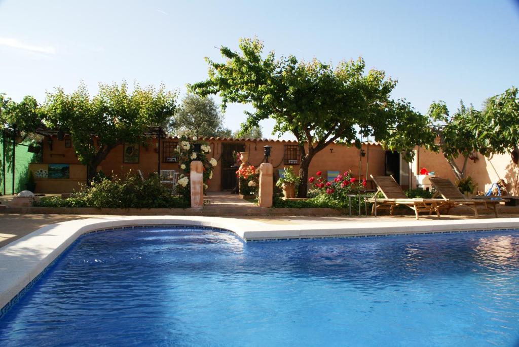 阿尔玛格鲁Casa Rural Entre Volcanes de Almagro的一座大蓝色游泳池,位于房子前