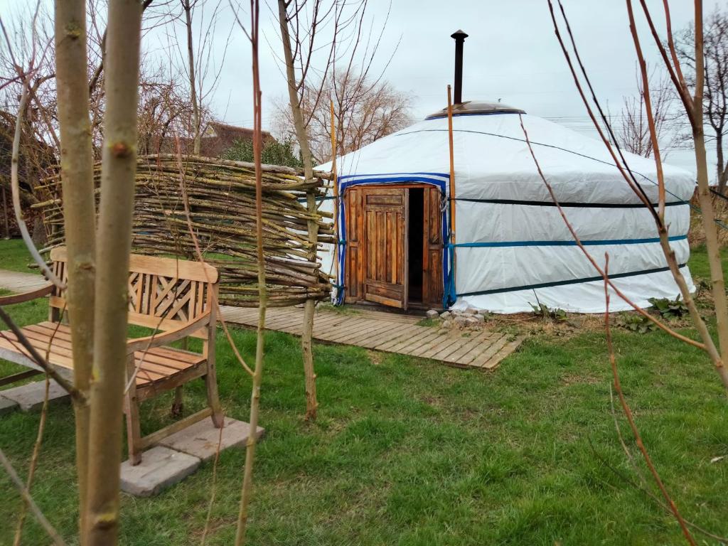 SauwerdTodo Se Pasa Yurt 2的圆顶帐篷,带长椅和长椅