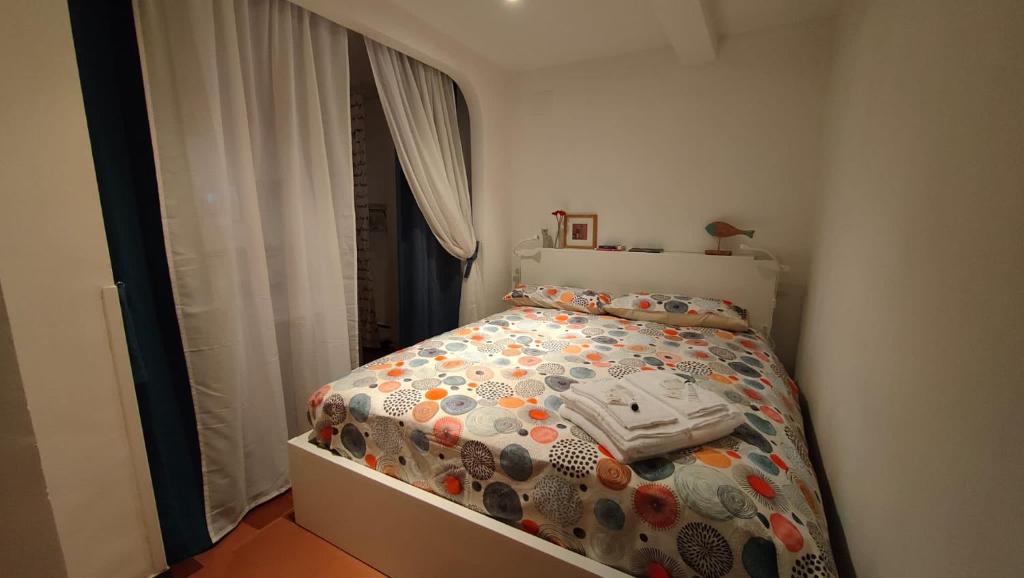 索里La Casa di Milly的一间小卧室,配有床和窗户