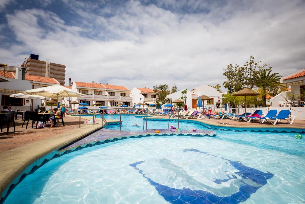 美洲海滩Apartment Garden City 6的度假村内的大型游泳池,有住客在场