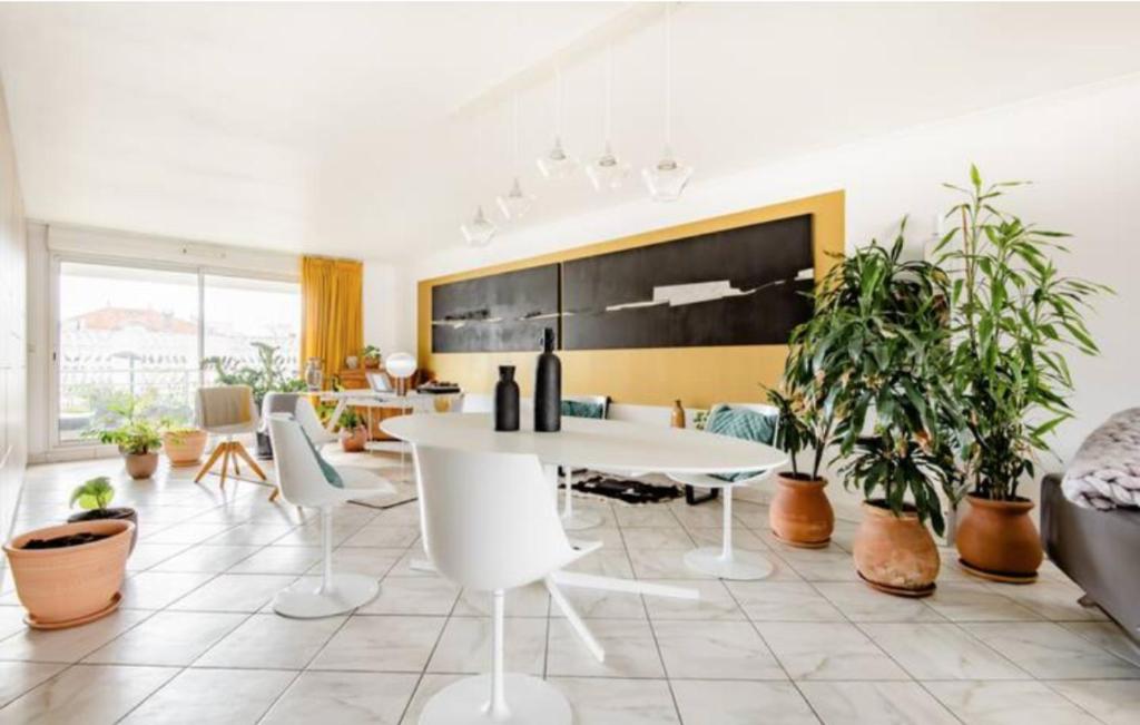 波尔多Chambres d'hôtes du Parc Bordelais的客厅配有桌子和一些植物