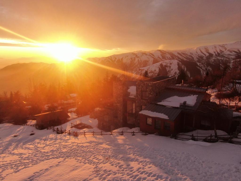 法洛伦斯Casa Farellones的山上日落的冬季日落