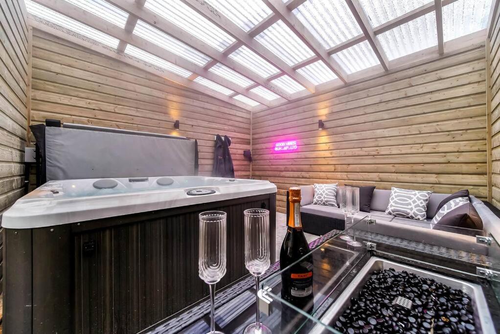 贝尔法斯特Ardoyne Lodge 'Sleeping 4 Guests'的一间设有两杯酒和热水浴缸的客房