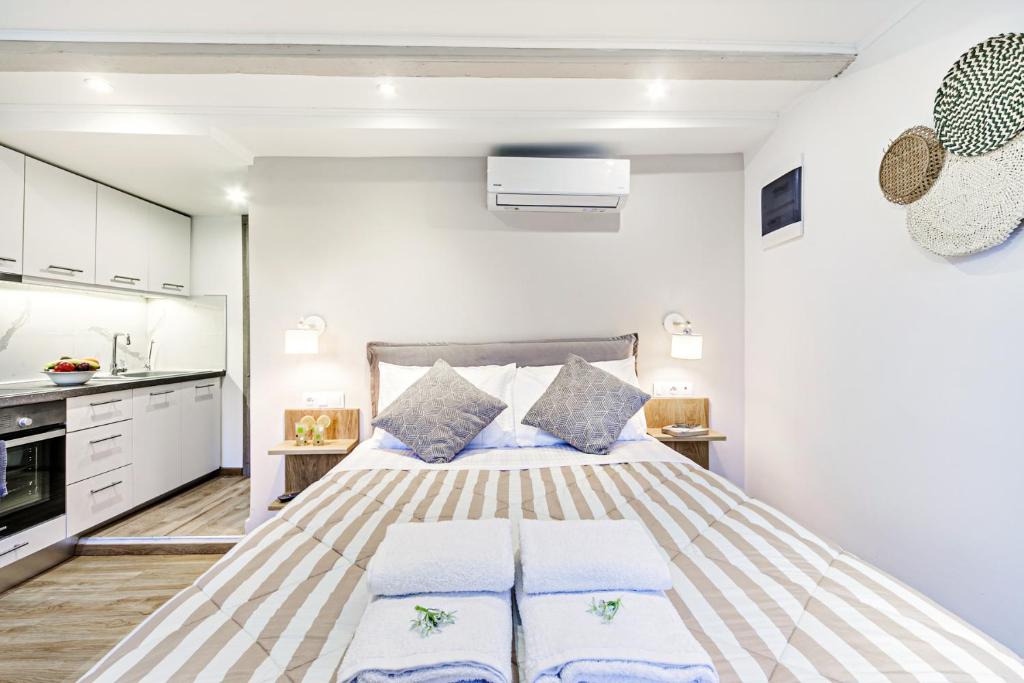 科孚镇Ionian Citizen Atelier的一间卧室配有一张带蓝色枕头的大床