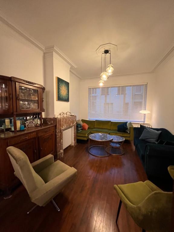 奥斯坦德Charmante Art Deco rijwoning的客厅配有沙发和桌子