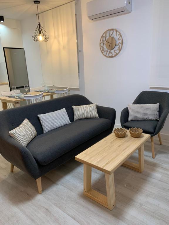 科尔多瓦APARTAMENTO MEDINA AZAHARA的带沙发和咖啡桌的客厅