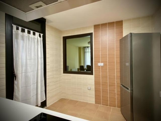 阿雷纳斯德圣佩德罗Mi Refugio的带淋浴和镜子的浴室