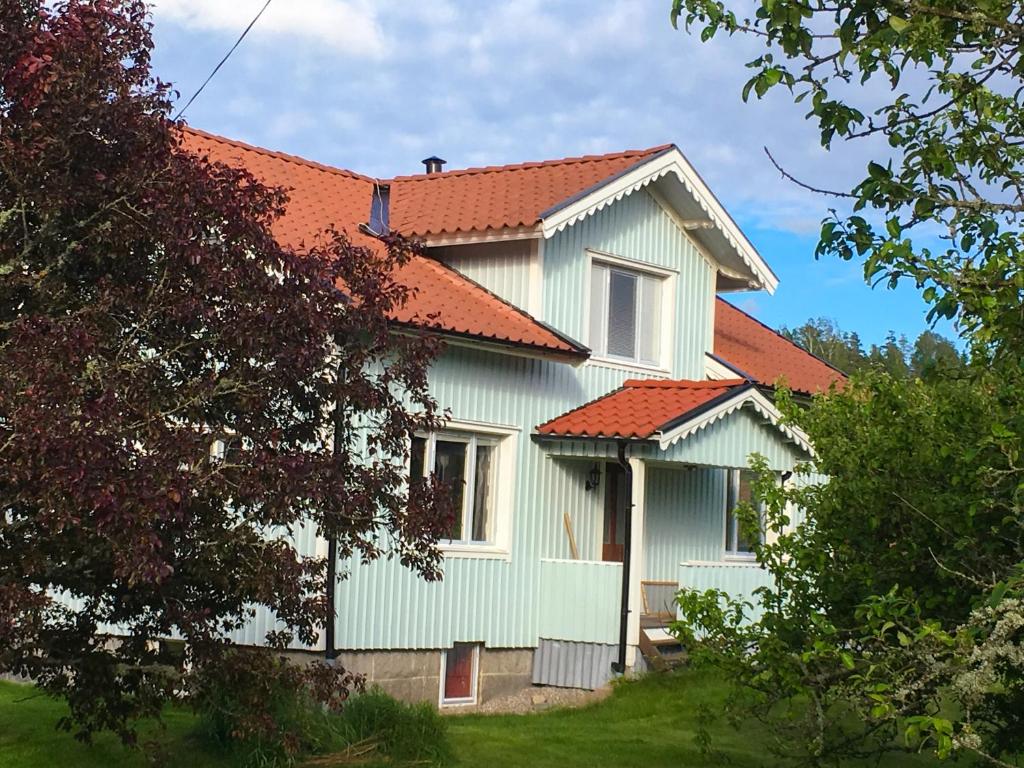 塔努姆斯海德Orrekläpp的白色房子,有橙色屋顶