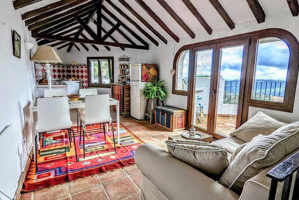 卡萨雷斯Casa de Luz的客厅配有沙发和桌子