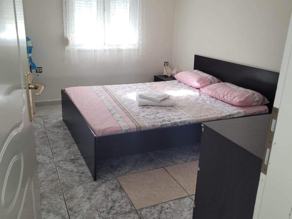 塞萨洛尼基Narcis House的一间卧室配有带粉红色枕头的床。