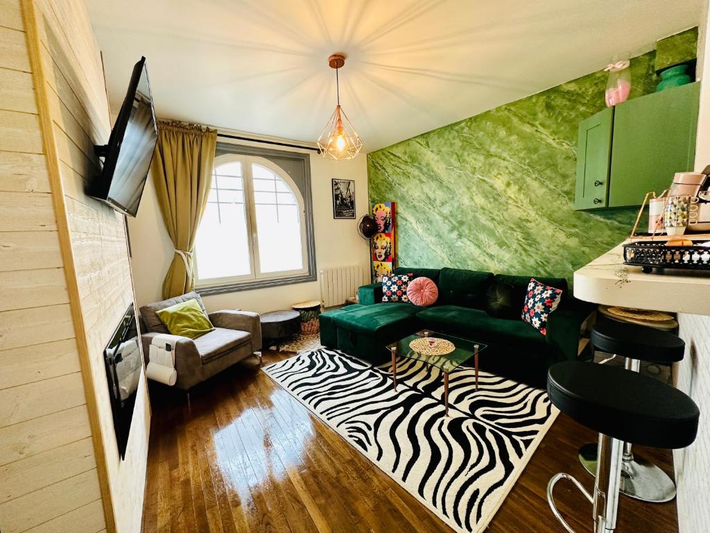 勒帕莱Appartement Vert du Palais - Relaxation Centrale的客厅配有沙发和斑马地毯
