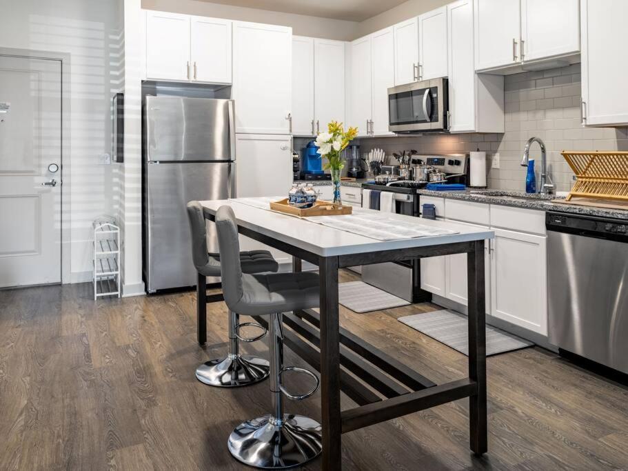 杰克逊维尔Ideal Modern Retreat的厨房配有桌椅和冰箱。