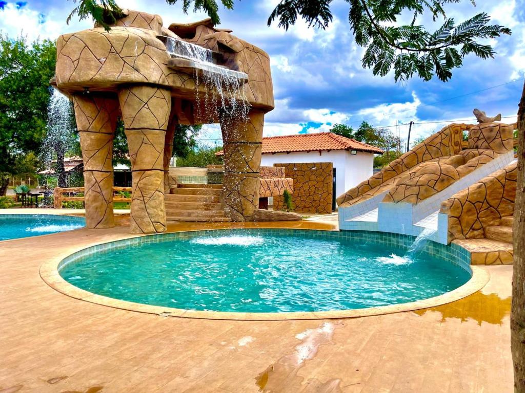 Haras Paraíso do Atlântico的后院带水滑梯的小游泳池