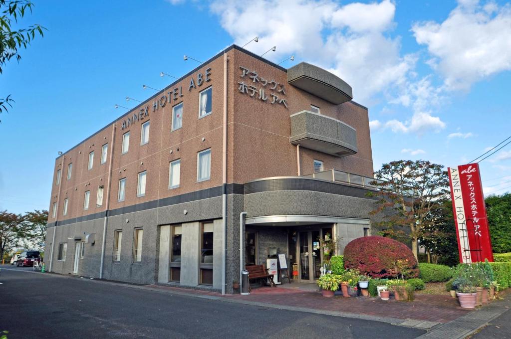 Kurihara安倍附楼酒店的街道边的大砖砌建筑