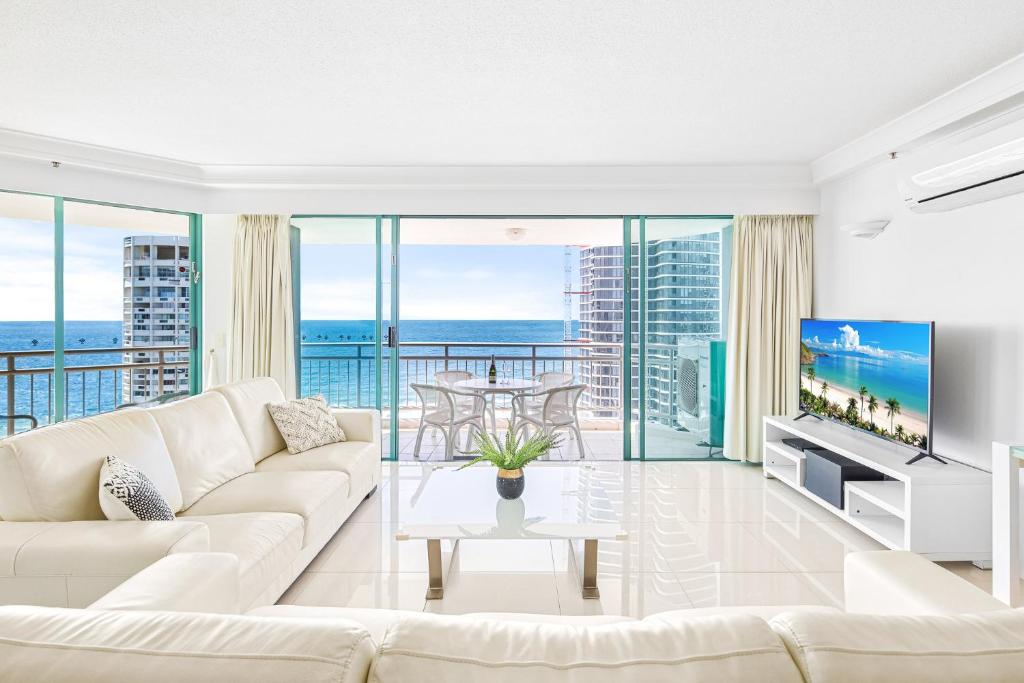 黄金海岸Crown Towers Resort - Private 3 Bedroom Apartment的客厅配有白色沙发和电视