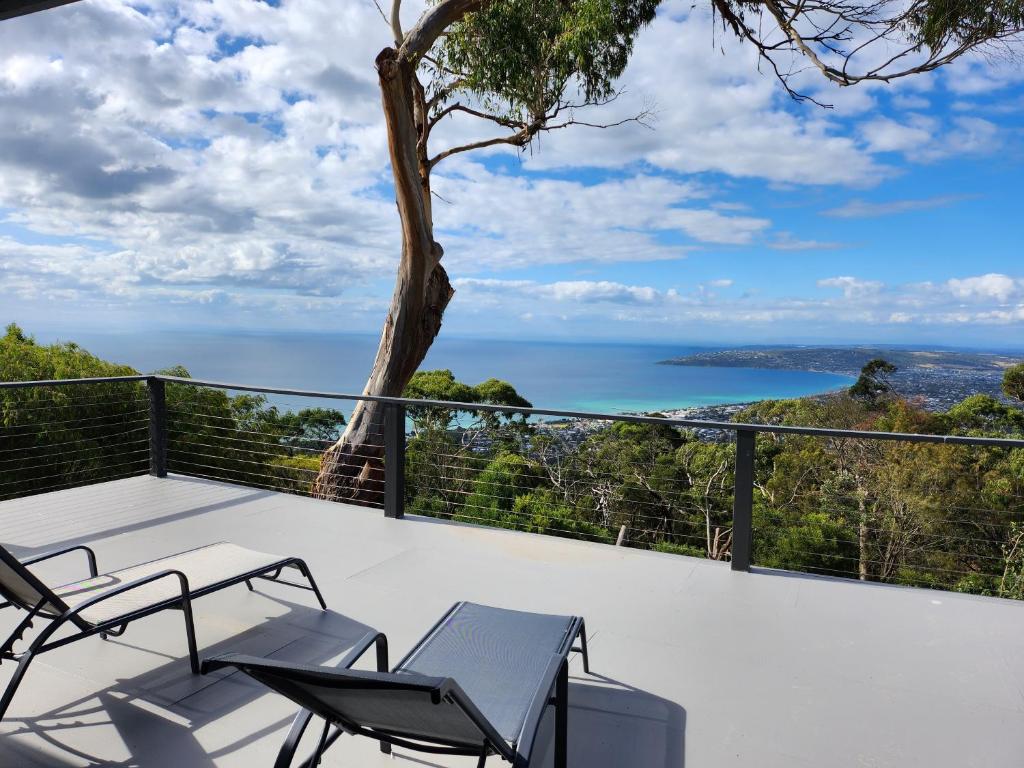 Arthurs SeatArthurs Holiday Villa的阳台配有椅子,享有海景。
