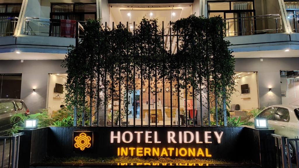 迪卡Hotel Ridley International的建筑前方的山脊国际标志