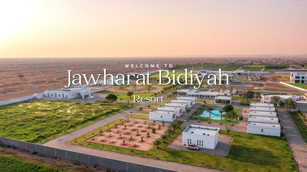 Al GhabbīJawharat Bidiyah Resort "JBR"的医院的空中景观,欢迎用“危险”的词来表示