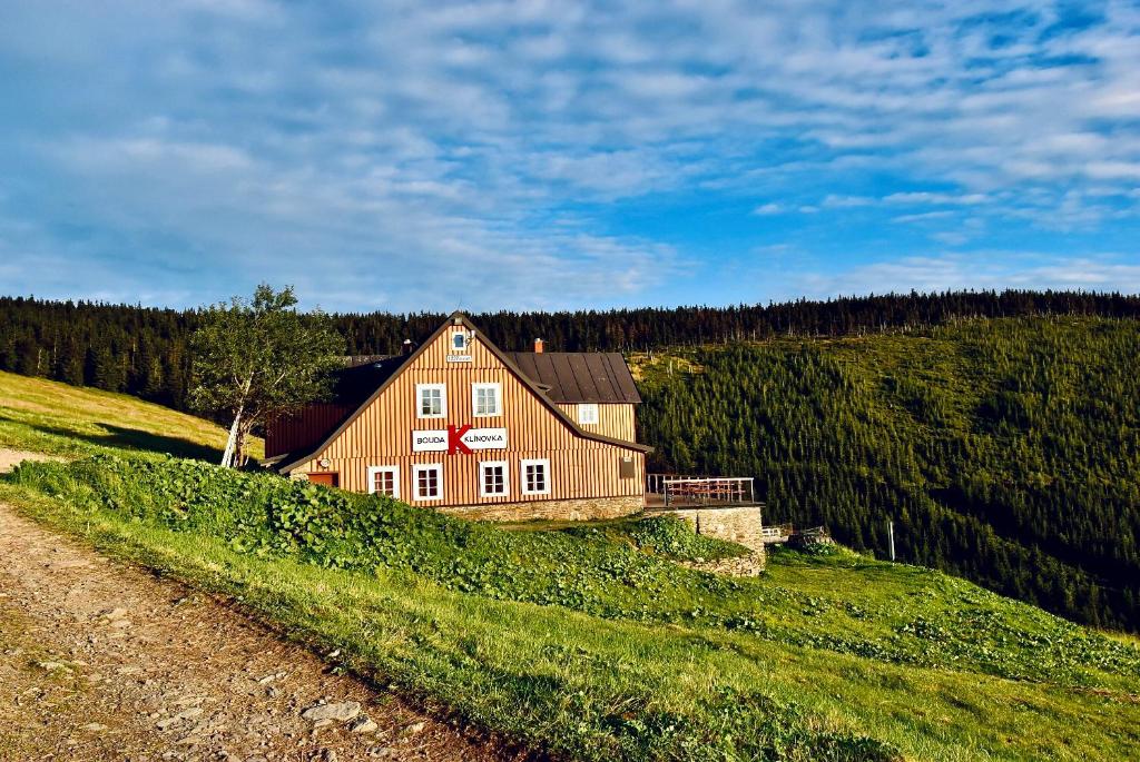 什平德莱鲁夫姆林Bouda Klínovka的田野上山丘上的大型木屋
