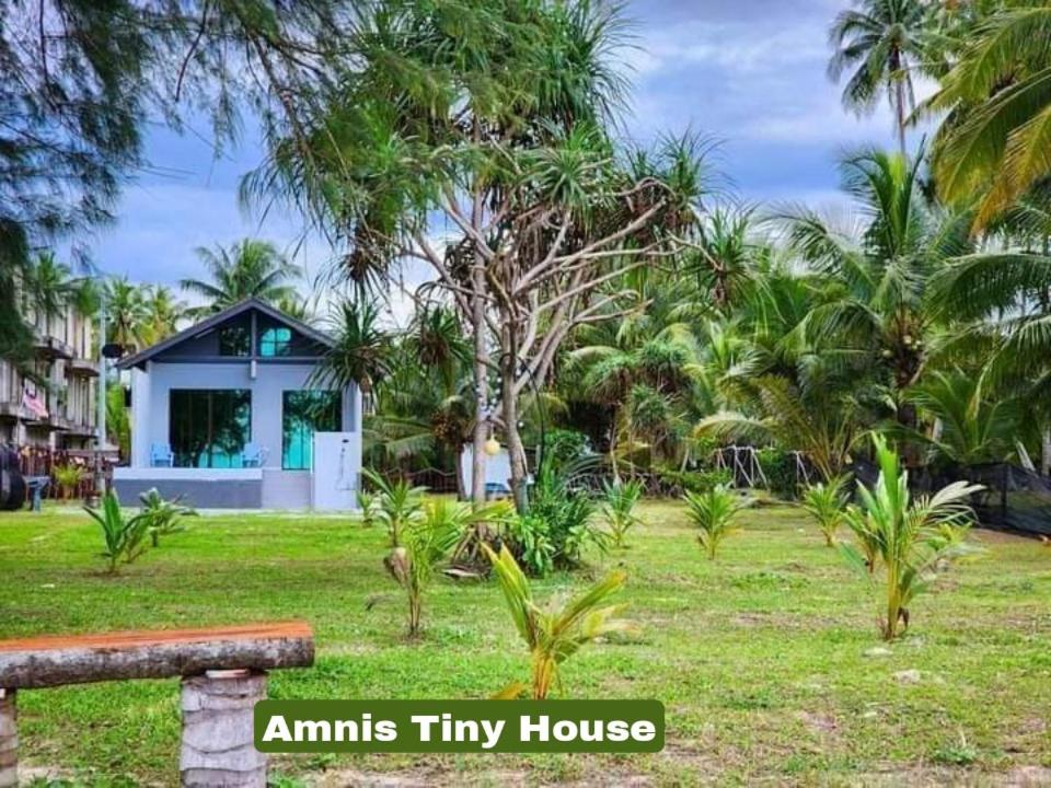 巴佐Amnis Tiny House的院子前有长凳的房子