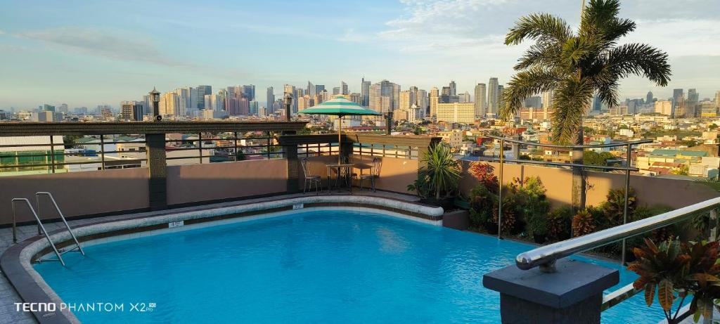 马尼拉城市旅行者酒店的一座城市建筑顶部的游泳池