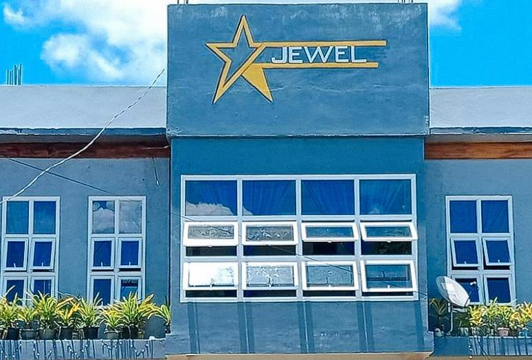 Colonia Parcela Number OneRedDoorz @ Star Jewel Lodge Apayao的蓝色的建筑,旁边标有标志