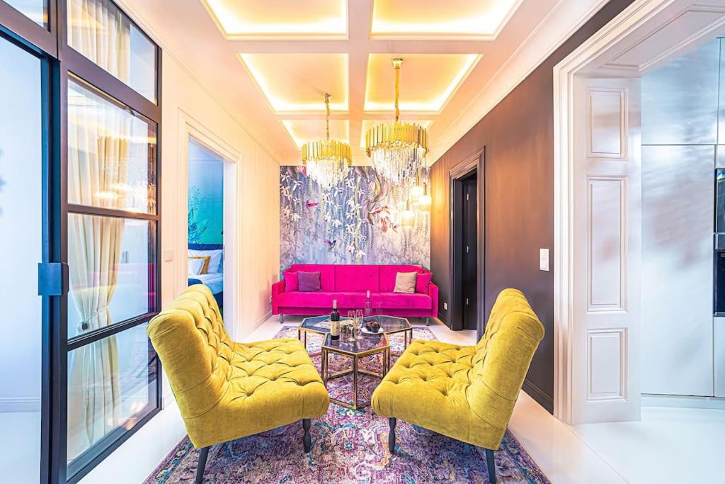 索普隆Elisabeth Residence - Home of the Gourmets的客厅配有黄色椅子和粉红色的沙发