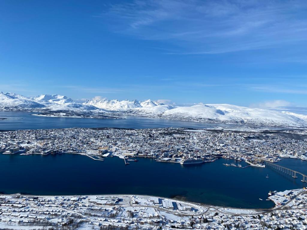 特罗姆瑟Apartment Tromsdalen. Tromsø的享有雪覆盖的群山的城市空中景致