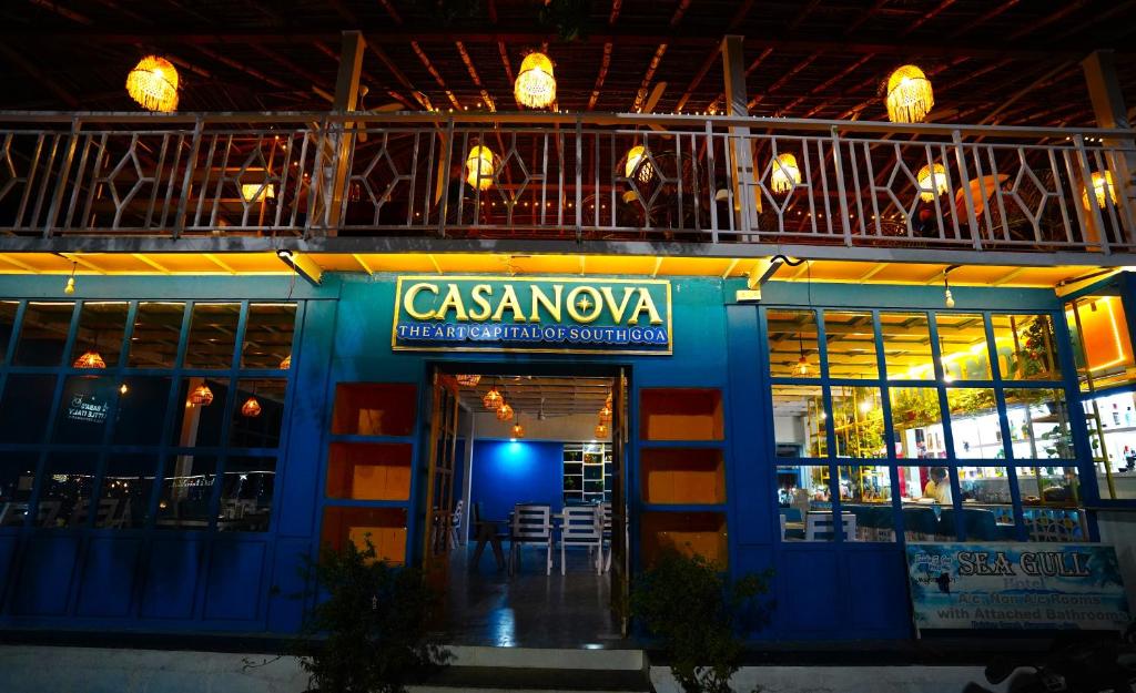 帕罗林Casa Nova的前面有标牌的餐厅