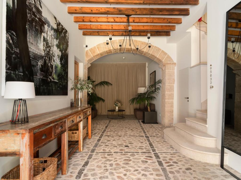 索列尔Can Verí Suites的走廊上设有拱门和台灯桌子