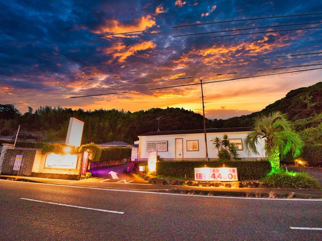 大村市SKY Ocean-terace Omura的日落时分街道边的房子