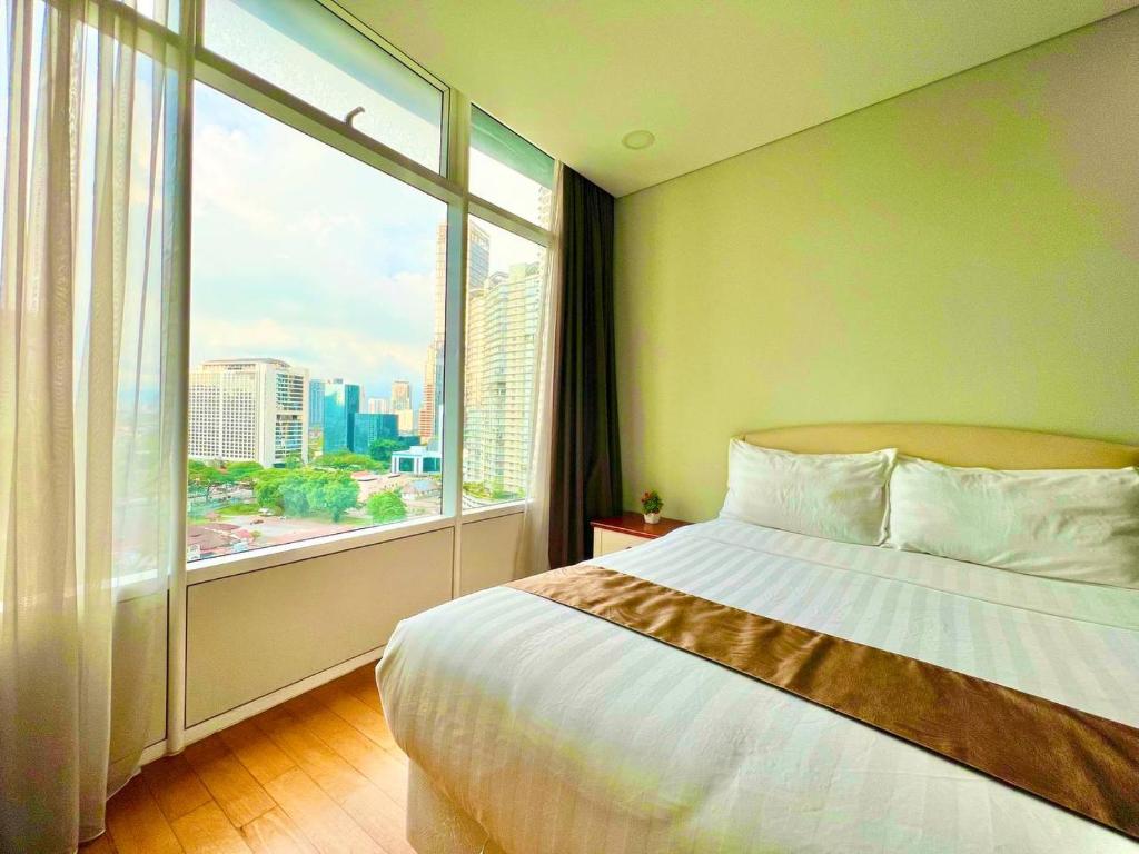 吉隆坡Vortex suites near by KLCC的一间卧室设有一张床和一个大窗户