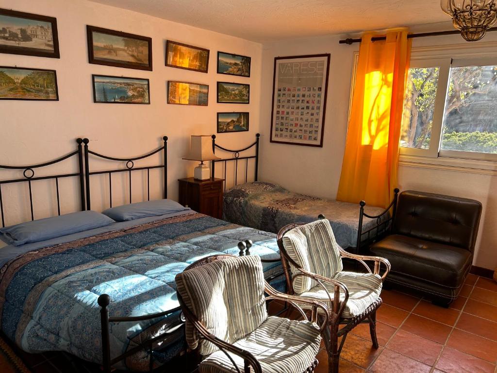 艾日马萨旅馆的一间卧室配有一张床、两把椅子和一个窗户