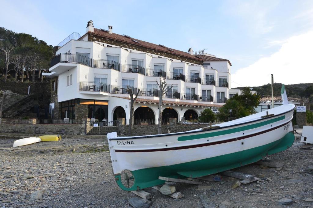 卡达克斯雅内佩提特酒店的坐在楼前的船上
