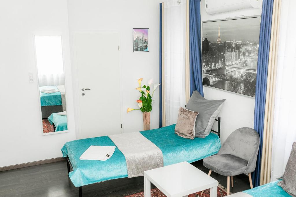 埃朗根瓦利德旅馆的小房间设有一张床和一把椅子