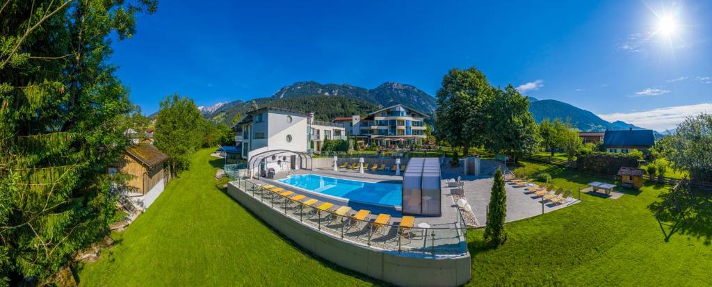 恩斯塔尔豪斯Hartweger's Hotel的享有带游泳池的度假村的空中景致
